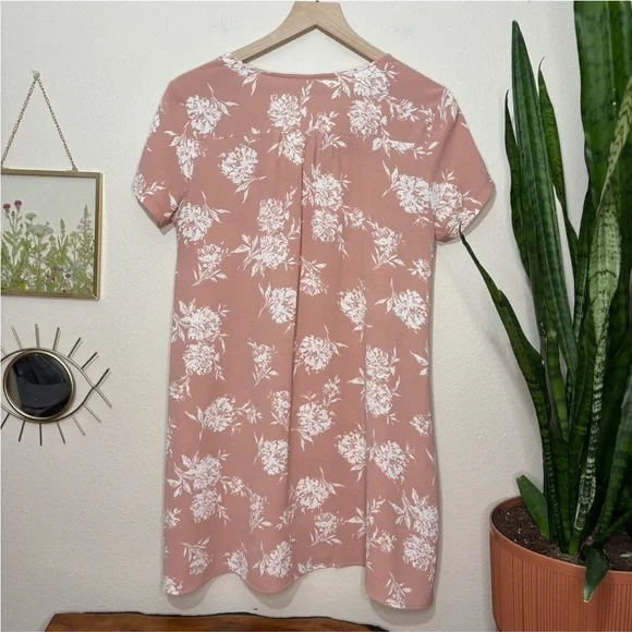 5/$15 | Lush | Floral Shift Dress - Picture 2 of 13